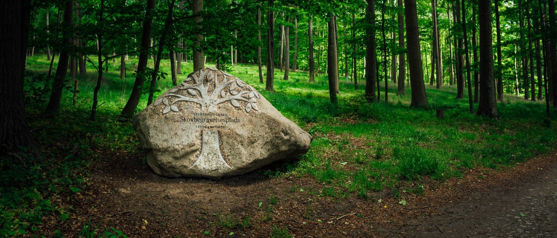 Sten ved indgang til Stensballegaard Skovbegravelsesplads