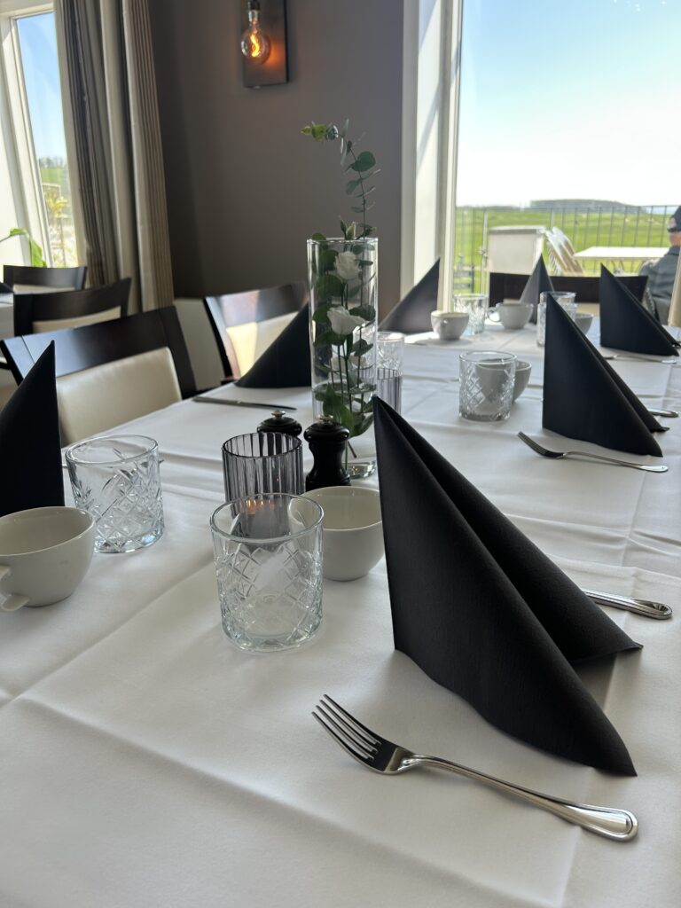 Mindesammenkomst borddækning